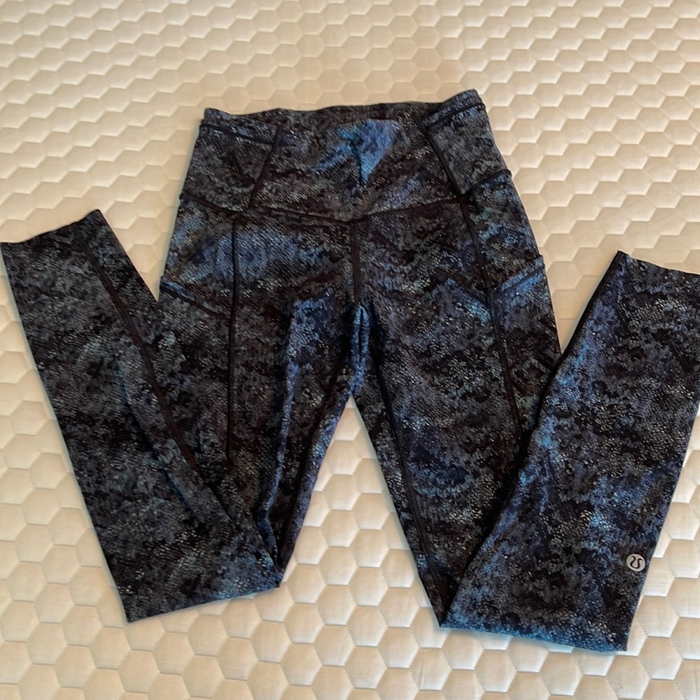 Lululemon black/gray/teal printed tight